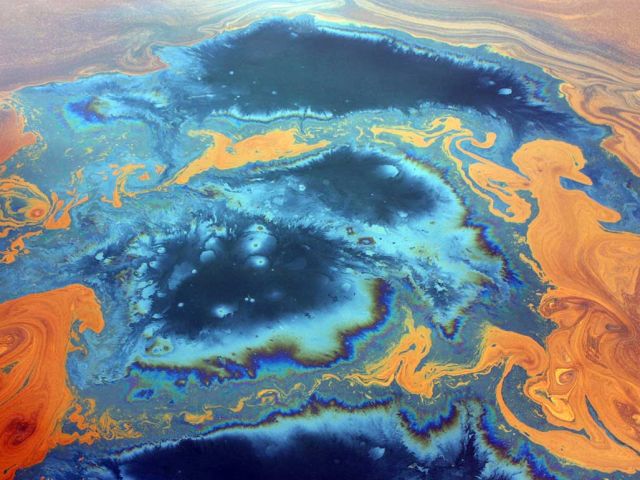 A frightening tool to fight oil spills?